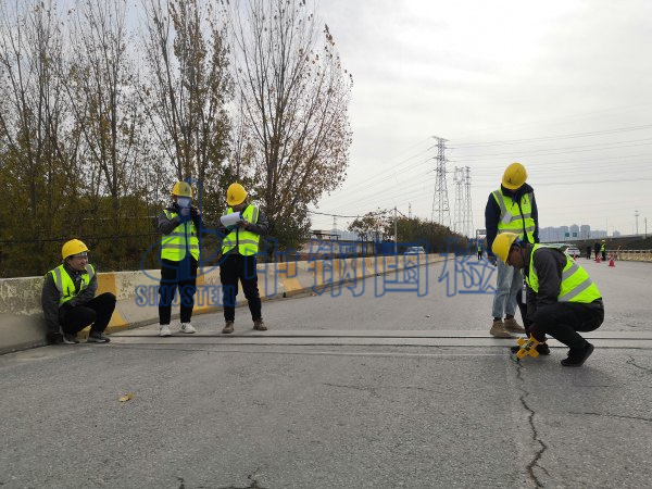 橋梁伸縮縫檢測(cè)現(xiàn)場(chǎng)圖